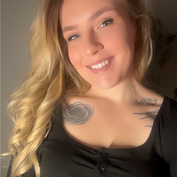 Meet your Posher, Alyssa - Picture 2 of 2